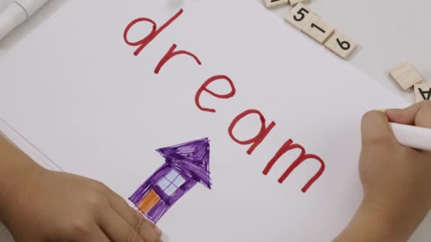 Słowo Dream Napisane Przez Dziecko Papierze Wysokiej Jakości Materiał — Wideo stockowe