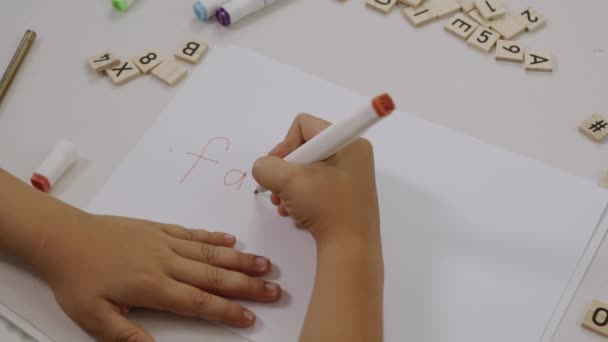 Palavra Família Escrita Por Uma Criança Papel Imagens Alta Qualidade — Vídeo de Stock