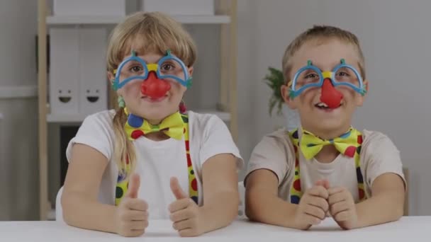 Junge Und Mädchen Tragen Clownskleider Mit Roten Nasen Tag Der — Stockvideo