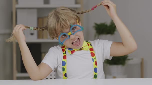 Vtipná Sedmiletá Dívka Oblečená Klaunských Brýlích Motýlech Kšandách Vysoce Kvalitní — Stock video