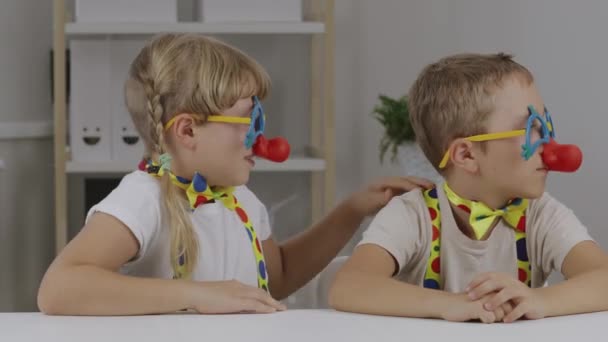 Αγόρι Και Κορίτσι Είναι Ντυμένοι Κλόουν Κόκκινες Μύτες Ημέρα Της — Αρχείο Βίντεο