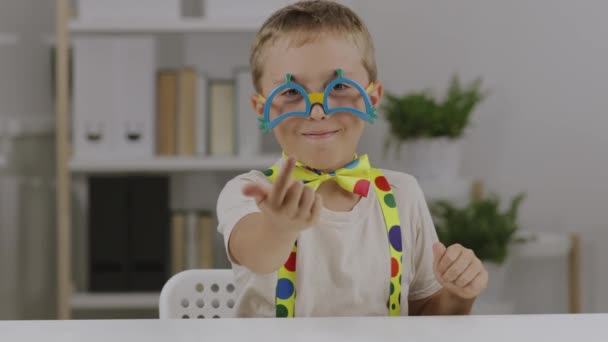 Хлопчик Дев Яти Років Одягнений Клоун Робить Деякий Похмурий Одяг — стокове відео