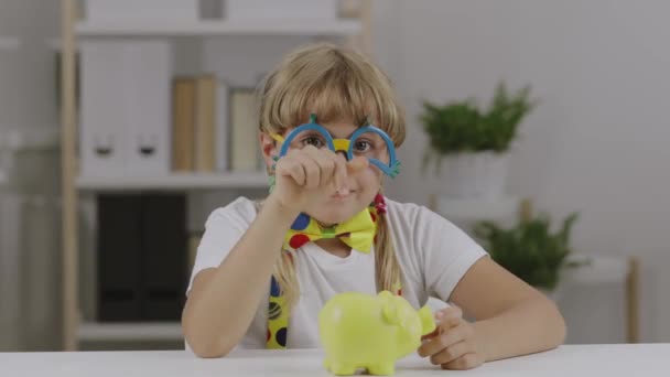 7岁的小女孩 戴着小丑眼镜 蝴蝶和吊袜带 高质量的4K镜头 — 图库视频影像