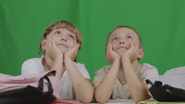 Stolu Sedí Devítiletý Chlapec Sedmiletá Dívka Vysoce Kvalitní Záběry — Stock video