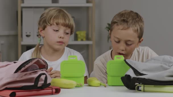 Garçon Fille Mangent Leurs Collations Table Images Haute Qualité — Video