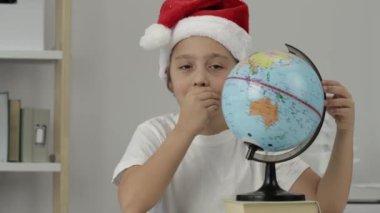 Dokuz yıldır Noel Baba şapkası takan bir çocuk. - Yakın çekim. Yüksek kalite 4k görüntü