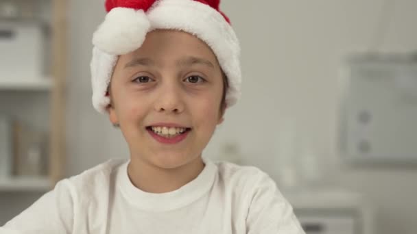 Uśmiechnięty Chłopiec Letnim Kapeluszem Mikołaja Zbliżenie Wysokiej Jakości Materiał — Wideo stockowe