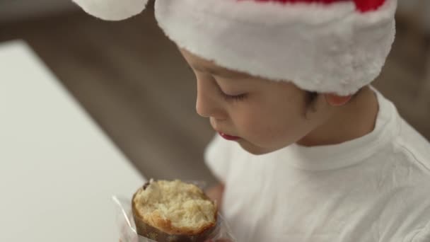 Chłopiec Lat Czapce Mikołaja Włoski Chleb Świąteczny Zbliżenie Wysokiej Jakości — Wideo stockowe