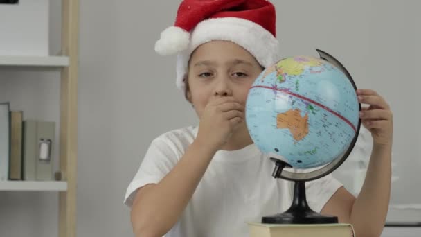 Junge Von Jahren Santas Hut Mit Der Weltkugel Nahaufnahme Hochwertiges — Stockvideo