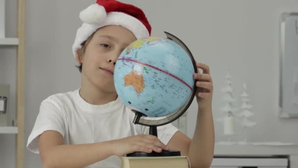 Jongen Van Jaar Santas Hoed Met Wereldbol Een Close Hoge — Stockvideo