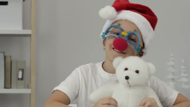 Хлопчик Років Капелюсі Сантас Танцює Плюшевим Ведмедем Крупним Планом Високоякісні — стокове відео