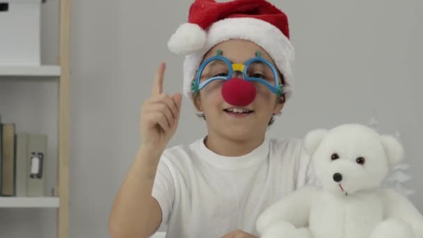 Een Jongen Van Jaar Santas Hoed Roept Iemand Een Close — Stockvideo