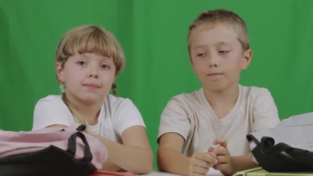 9岁的男孩和7岁的女孩坐在桌旁 展示急救箱 高质量的4K镜头 — 图库视频影像