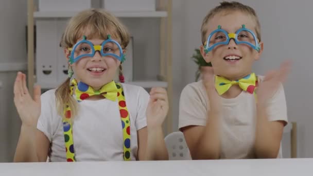 男の子と女の子はピエロの服を着て誰かをサポートしています 高品質4K映像 — ストック動画