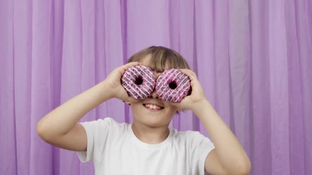 Мальчик Лет Использует Пончики Качестве Очков Глаз Высококачественные Кадры — стоковое видео