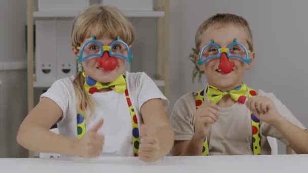 Хлопчик Дівчинка Одягнені Сукню Клоуна Червоними Носами День Червоного Носа — стокове відео