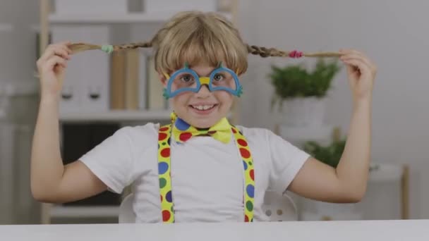 Zabawna Dziewczyna Lat Ubrana Okulary Klauna Motyla Szelki Wysokiej Jakości — Wideo stockowe