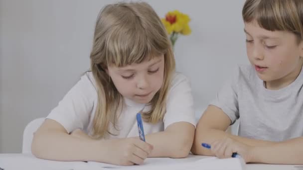 Мальчик Лет Помогает Младшей Сестре Сделать Домашнее Задание Высококачественные Кадры — стоковое видео
