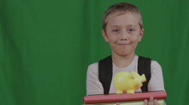 9 yaşında, sırt çantası ve yeşil bir geçmişi olan bir çocuk. Yüksek kalite 4k görüntü