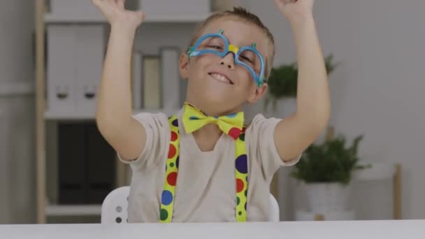 Αγόρι Ετών Ντυμένος Κλόουν Και Κάνει Γκριμάτσα Υψηλής Ποιότητας Πλάνα — Αρχείο Βίντεο