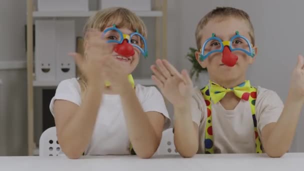 Αγόρι Και Κορίτσι Είναι Ντυμένοι Κλόουν Κόκκινες Μύτες Ημέρα Της — Αρχείο Βίντεο