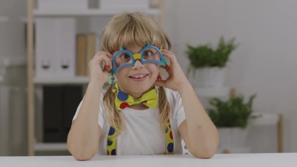 Fata Amuzanta Ani Imbracata Ochelari Clovn Fluture Suspensoare Imagini Înaltă — Videoclip de stoc