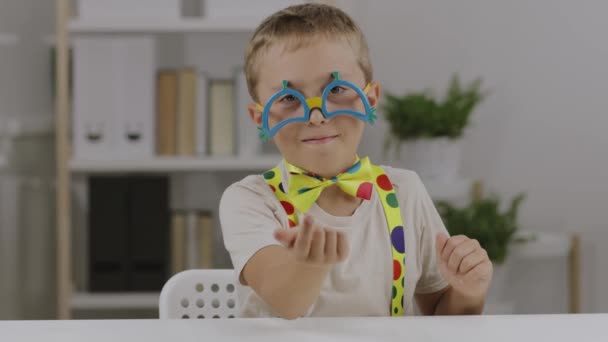 Pojke Klädd Clownklänning Och Gör Grimaser Högkvalitativ Film — Stockvideo