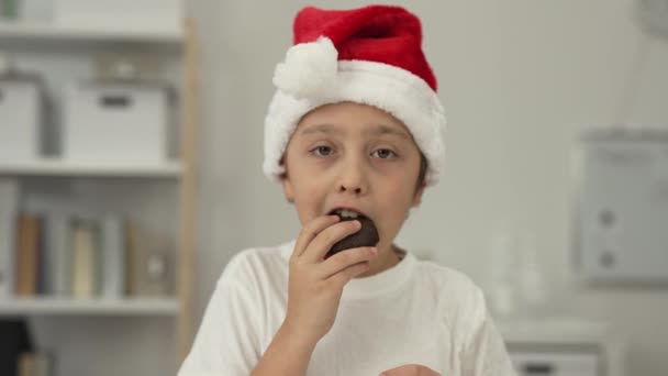 Niño Años Santas Sombrero Está Comiendo Pan Jengibre Primer Plano — Vídeo de stock