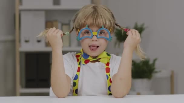 Смешная Девочка Лет Одетая Очки Клоуна Бабочку Подтяжки Высококачественные Кадры — стоковое видео