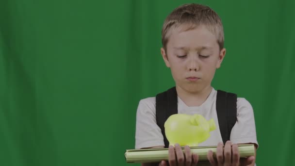 Мальчик Лет Рюкзаком Папками Зеленом Фоне Высококачественные Кадры — стоковое видео