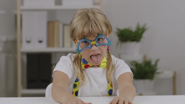 Yıllık Palyaço Gözlüğü Kelebek Pantolon Askısı Takmış Komik Bir Kız — Stok video