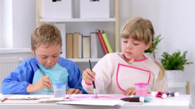 Erkek ve bir kız birlikte resim yapıyorlar. Yüksek kalite 4k görüntü