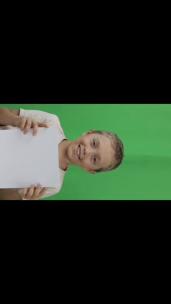 Мальчик Лет Держит Руках Лист Бумаги Крупный План Высококачественные Кадры — стоковое видео