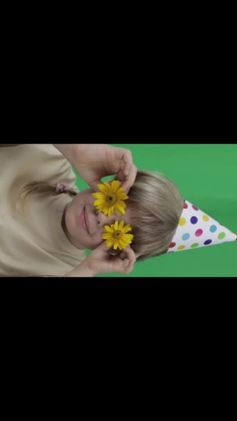 Face Funny Girl Years Cone Hat Yellow Daisies Green Screen — Video
