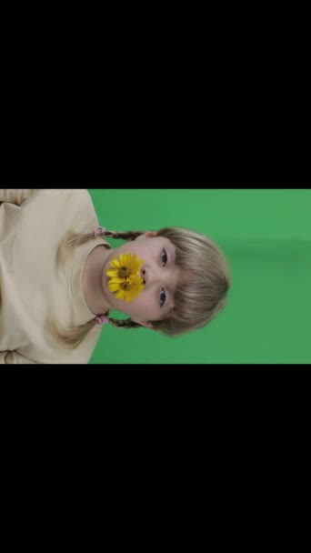 Обличчя Смішної Дівчини Років Зелений Фон Екрана Крупним Планом Високоякісні — стокове відео
