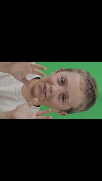 Мальчик Лет Ничего Принимает Крупный План Высококачественные Кадры — стоковое видео