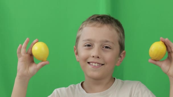 9岁的男孩在玩柠檬 穿上衣服高质量的4K镜头 — 图库视频影像