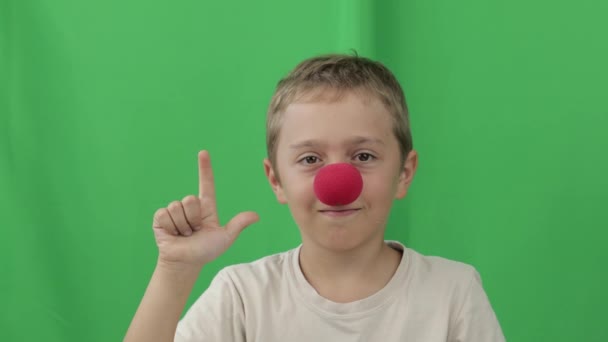 Хлопчик Років Червоним Носом Крупним Планом Високоякісні Кадри — стокове відео