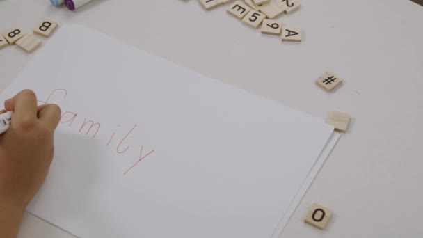 Слово Family Написане Дитиною Папері Високоякісні Кадри — стокове відео