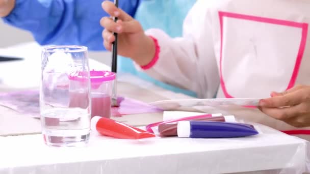 Rapaz Uma Rapariga Estão Pintar Juntos Imagens Alta Qualidade — Vídeo de Stock
