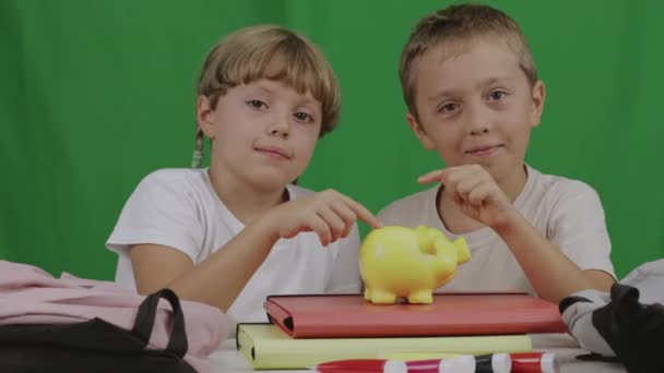 Menino Anos Uma Menina Anos Sentam Mesa Escola Fundo Verde — Vídeo de Stock