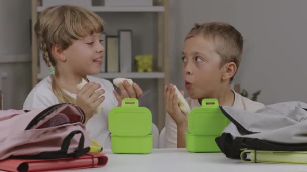 Dreng Pige Spiser Deres Snacks Ved Bordet Høj Kvalitet Optagelser – Stock-video