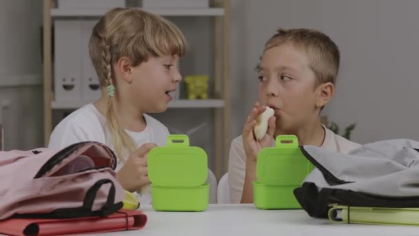 Menino Menina Estão Comendo Seus Lanches Mesa Imagens Alta Qualidade — Vídeo de Stock