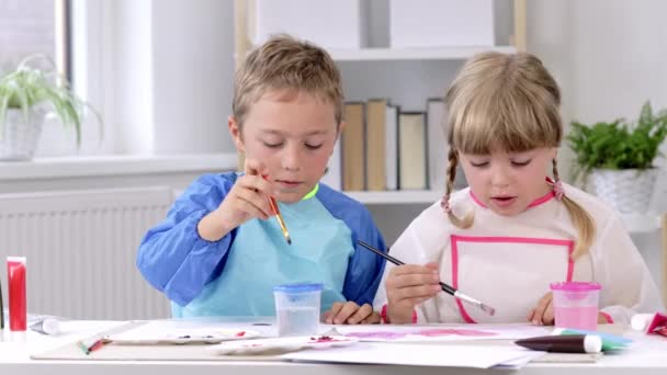 Rapaz Uma Rapariga Estão Pintar Juntos Imagens Alta Qualidade — Vídeo de Stock
