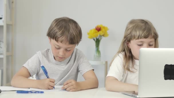 Хлопчик Років Допомагає Молодшій Сестрі Зробити Домашнє Завдання Високоякісні Кадри — стокове відео