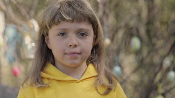 Girl Years Dressed Yellow Pullover Keeps Decorated Easter Eggs Palms — Wideo stockowe