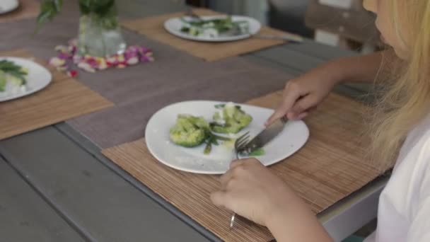Gadis Tahun Memiliki Brokoli Sebagai Makan Siang Rekaman Berkualitas Tinggi — Stok Video