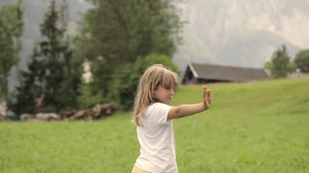 Närbild Kaukasiska Flicka Blinkar Någon Fältet Högkvalitativ Film — Stockvideo