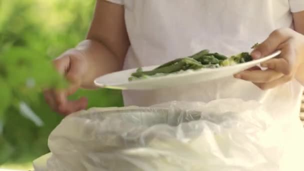 7年の白人の女の子は ごみ箱に良い食べ物を投げています 高品質4K映像 — ストック動画