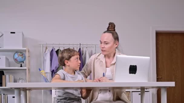 Mutter Und Sohn Gratulieren Sich Gegenseitig Hochwertiges Filmmaterial — Stockvideo